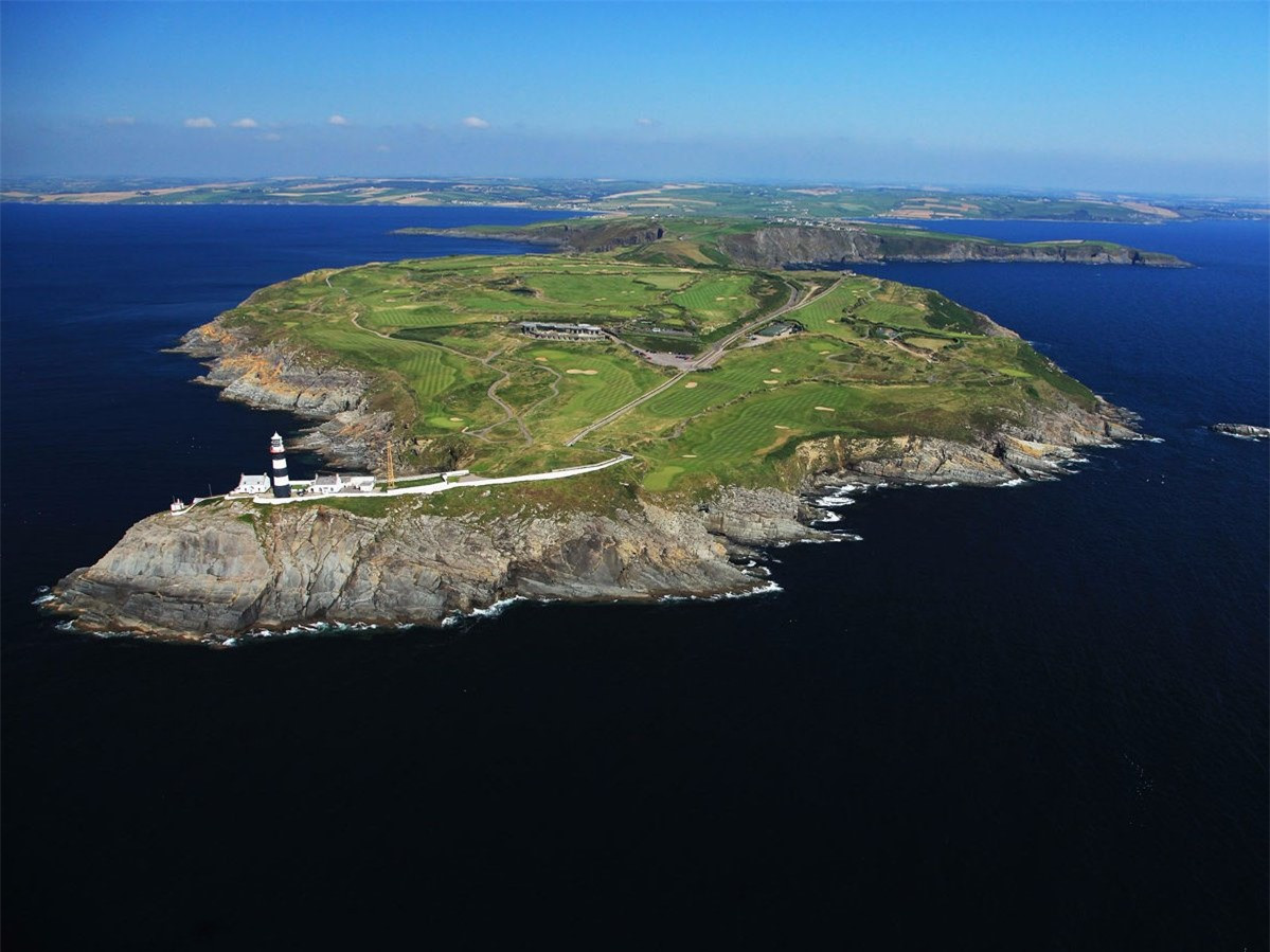 Sân golf Old Head Golf Links ở hạt Cork, Ireland được xây dựng trên 220 mẫu đất nhô ra Đại Tây Dương. Các tay golf sẽ có cảm giác như đang chơi trên một hòn đảo riêng biệt, rộng lớn.