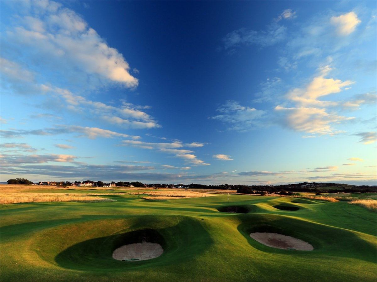 Sân golf Muirfield, mở cửa vào năm 1744, là sân golf lâu đời nhất trên thế giới. Tọa lạc tại Gullane, Scotland, Muirfield đã tổ chức nhiều giải vô địch khác nhau trong nhiều năm qua, và là một điểm đến yêu thích của các tay golf cự phách thế giới.