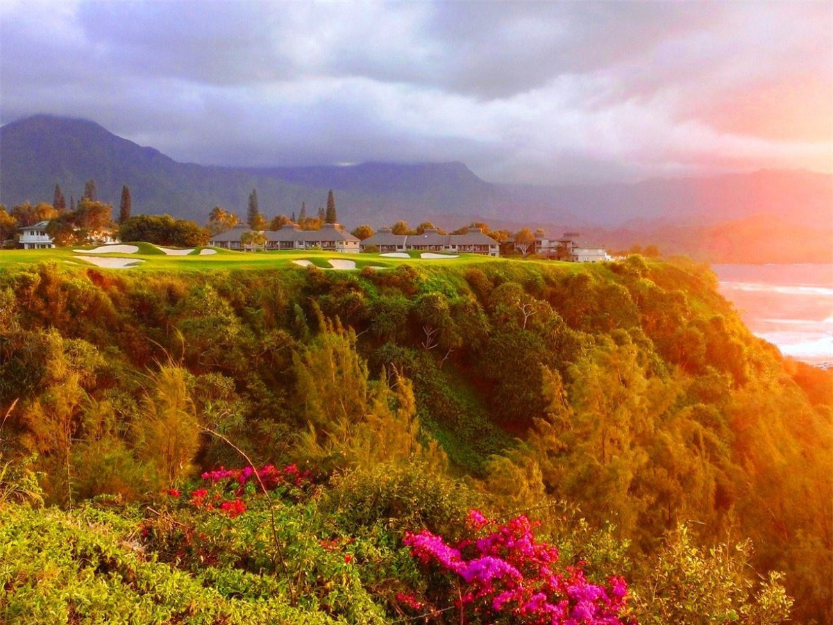 Sân golf Princeville Makai Golf Course ở Princeville, Hawaii, được thiết kế bởi Robert Trent Jones, Jr. và có tầm nhìn ra cảnh quan tuyệt đẹp trên Vịnh Hanalei.