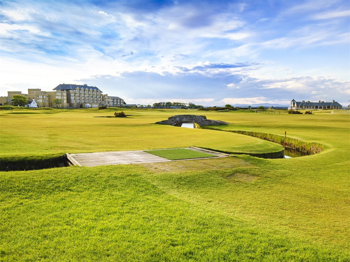 Sân Old Course ở St Andrews, Scotland là một trong những sân golf cổ kính bậc nhất thế giới với những bãi cỏ rộng thênh thang. Người dân thuộc thị trấn St Andrews đã bắt đầu chơi golf tại đây từ năm 1552.