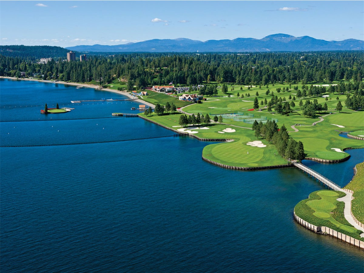 Sân golf Coeur d'Alene Resort ở Coeur d'Alene, Idaho nổi bật với thảm cỏ xanh mướt. Sân golf cách khoảng một dặm từ khu nghỉ mát, du khách có thể di chuyển bằng thuyền từ resort đến sân golf.