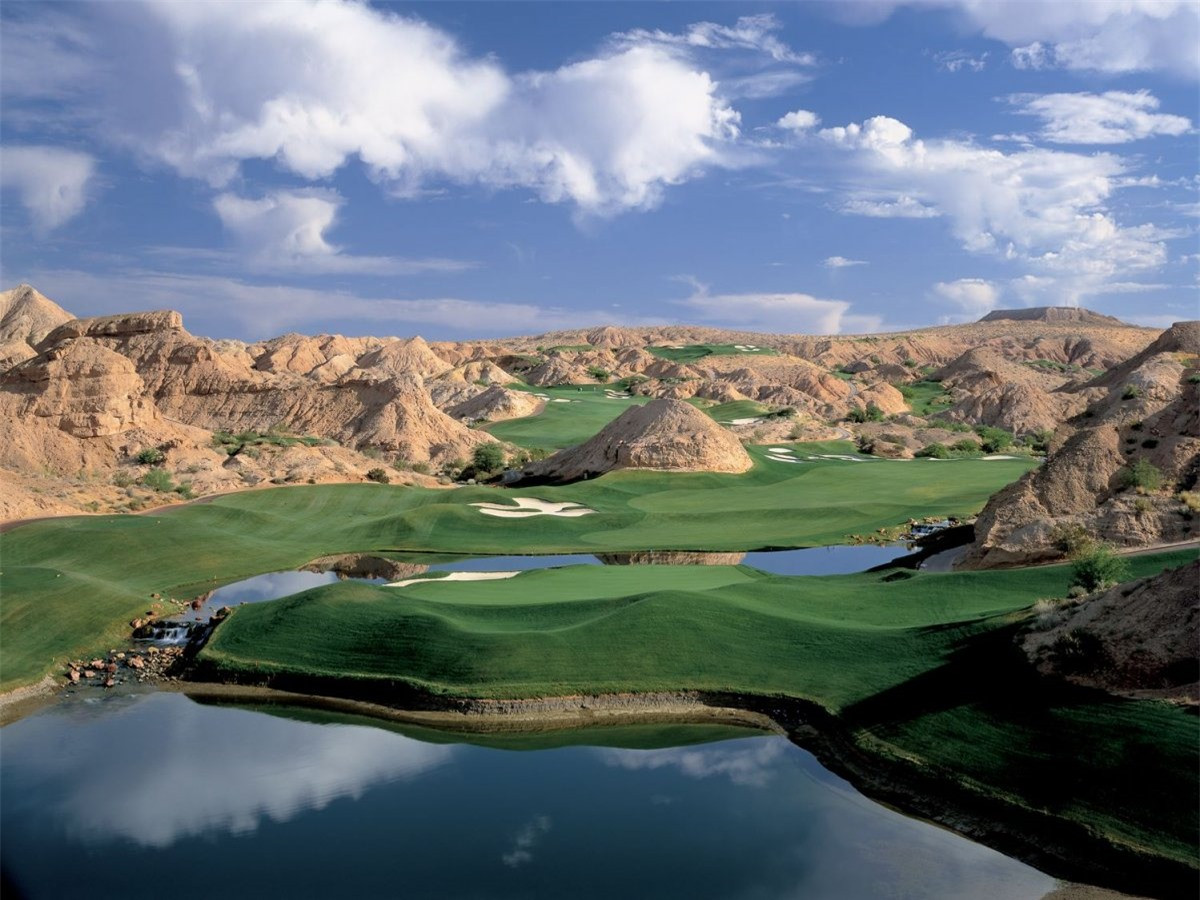 Sân golf Creek Wolf, nằm ở Mesquite, Nevada luôn có tên trong danh sách những sân golf tuyệt vời nhất thế giới với địa thế nằm bên hẻm núi. Người chơi sẽ tha hồ ngắm cảnh 360 độ, thay đổi độ cao khác nhau với địa hình gồ ghề ở đây.
