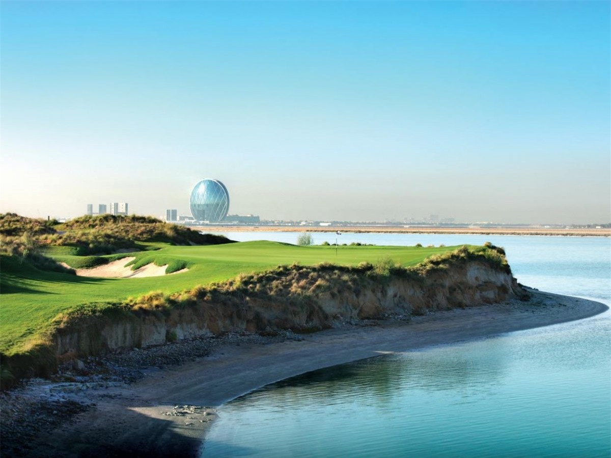 Yas Links, nằm ở Abu Dhabi (Tiểu vương quốc Ả Rập Thống Nhất) là một trong những sân golf tốt nhất trên thế giới. Sân golf nổi bật với những đường golf dọc biển tuyệt đẹp, cùng hơn 100 hố cát, những chỗ trũng, những đụn cát nhấp nhô… tạo ra chướng ngại vật thử thách những tay golf cự phách của làng golf thế giới.