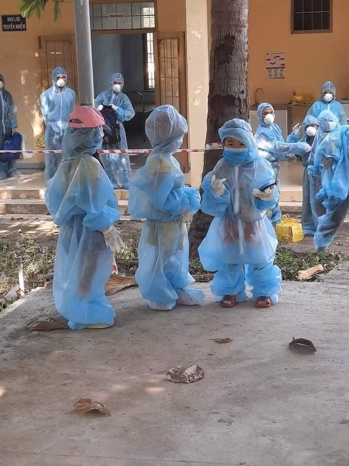 Nhung em nho la F0, F1 mac do bao ho di cach ly o Phu Yen-Hinh-2