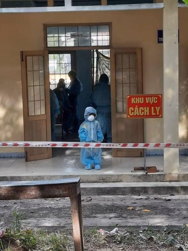 Nhung em nho la F0, F1 mac do bao ho di cach ly o Phu Yen