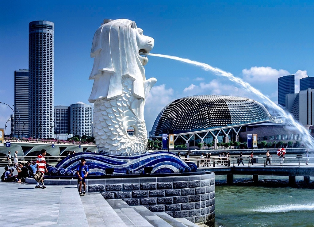 Tượng Merlion phun nước từ miệng được làm bằng xi măng, da từ đĩa sứ và đôi mắt từ tách trà nhỏ màu đỏ.Ông Lý Quang Diệu - Thủ tướng Singapore lúc bấy giờ đã chủ trì lễ lắp đặt tượng Merlion vào năm 1972. Một tấm bảng bằng đồng đã được dựng lên để tưởng nhớ sự kiện tốt lành này với dòng chữ như sau: Tượng Merlion được lắp đặt tại đây như một biểu tượng chào đón tất cả du khách đến với Singapore.