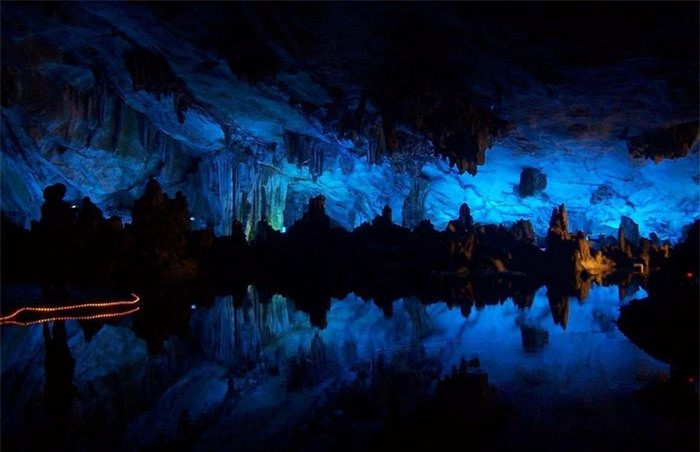 Hang Reed Flute, Trung Quốc:Đây cũng là một trong số những hang động lớn nhất tồn tại trên thế giới. Hệ thống đèn màu nhân tạo trong hang được tạo thành từ nhũ đá khiến du khách có cảm giác chúng sinh ra ánh sáng xanh kỳ ảo. Tên của hang được đặt theo những cây sậy ở lối vào.