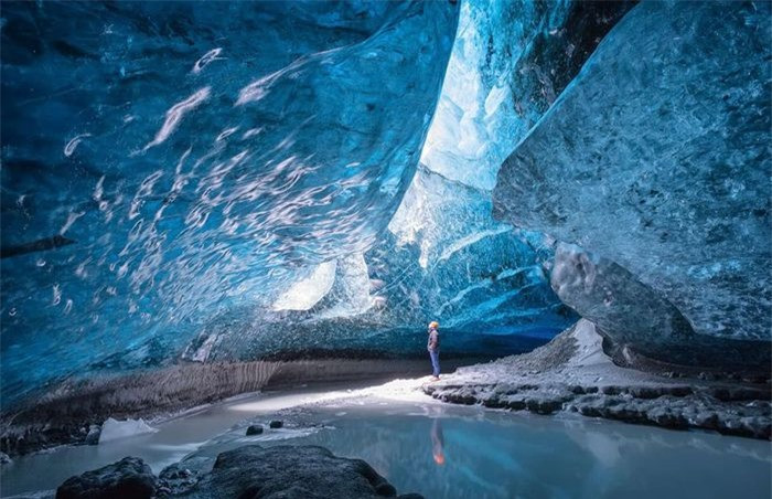 Hang động băng ở Vatnajokull, Iceland:Trong nhiều năm qua, những lỗ hổng của dòng sông băng Vatnajokull nổi tiếng ở Iceland đã tạo ra một số hang động tuyệt đẹp. Vào mùa thu hoặc mùa đông, bên trong hang băng bao phủ một màu xanh huyền ảo và sống động. Tuy nhiên việc tham quan là khá mạo hiểm vì những hang động này có thể tan chảy bất cứ lúc nào.