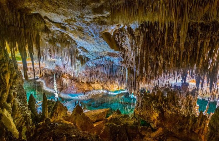 Hang Drach, Tây Ban Nha:Nằm trên đảo Majorca, đây là một hệ thống gồm 4 hang động phức tạp mang vẻ đẹp riêng biệt. Du khách sẽ ngạc nhiên khi chiêm ngưỡng cảnh quan siêu thực trong hang, khi vừa được nghe hòa nhạc do các nghệ sĩ biểu diễn trên thuyền.