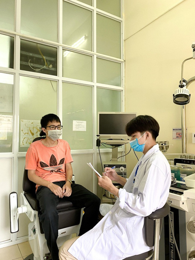 Chang sinh vien truong Y co guong mat tua 