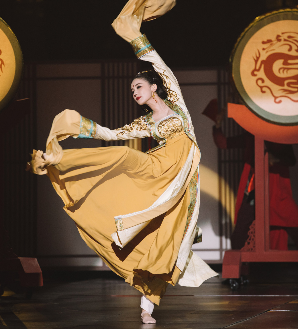 Hiện tại, Cổ Lực Na Trát vừa đóng phim, vừa là MC tập sự cho chương trình Happy Camp của đài Hồ Nam. Vai trò mới giúp nữ diễn viên xuất hiện thường xuyên hơn, tiếp cận được nhiều khán giả hơn. Cổ Lực Na Trát cũng được đánh giá là vui nhộn, duyên dáng khi làm MC.