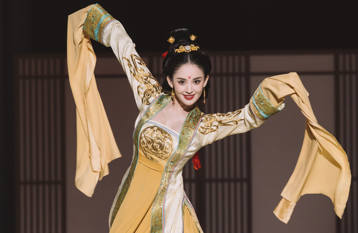 Hồi tháng 4, Cổ Lực Na Trát thể hiện vai Điêu Thuyền trong phim điện ảnh Chân tam quốc vô song. Tác phẩm không thành công như mong đợi. Khả năng diễn xuất của cô không được đánh giá cao, tuy nhiên, ngoại hình của người đẹp vẫn hấp dẫn khán giả. Cô được nhận xét có sắc vóc phù hợp để hóa thân thành một trong tứ đại mỹ nhân Trung Quốc.