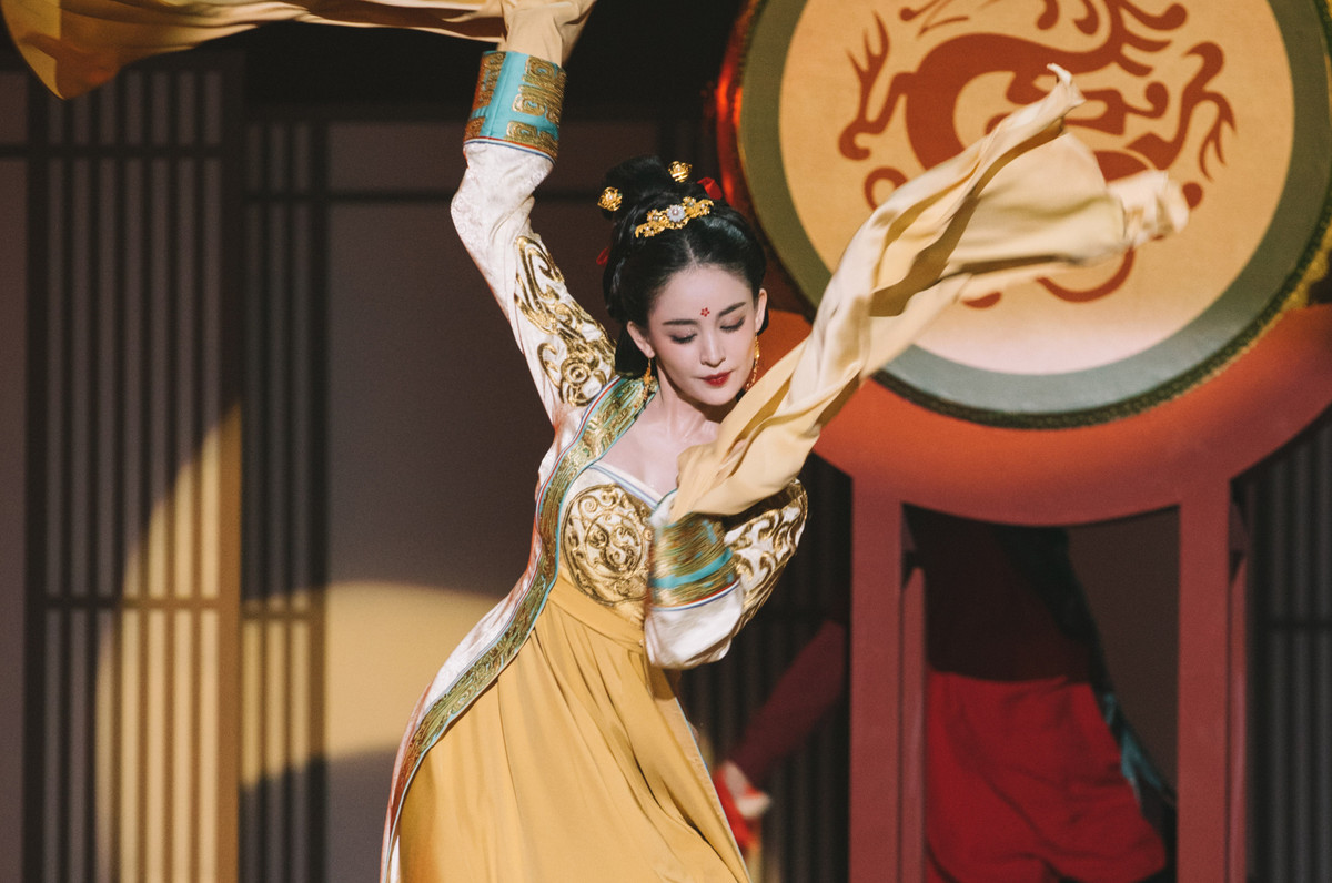 Do đó, tháng 6, Cổ Lực Na Trát chia tay công ty cũ, ký hợp đồng với Hòa Tụng, về chung nhà cùng Lý Băng Băng, Triệu Lệ Dĩnh. Công ty quản lý mới giúp người đẹp sinh năm 1992 có nhiều hoạt động nghệ thuật và thương mại hơn. Sự sắp xếp giúp khai thác thế mạnh ngoại hình của cô, hạn chế việc bị chê bai diễn xuất.