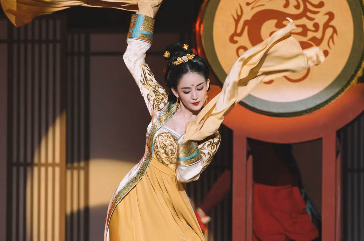 Do đó, tháng 6, Cổ Lực Na Trát chia tay công ty cũ, ký hợp đồng với Hòa Tụng, về chung nhà cùng Lý Băng Băng, Triệu Lệ Dĩnh. Công ty quản lý mới giúp người đẹp sinh năm 1992 có nhiều hoạt động nghệ thuật và thương mại hơn. Sự sắp xếp giúp khai thác thế mạnh ngoại hình của cô, hạn chế việc bị chê bai diễn xuất.