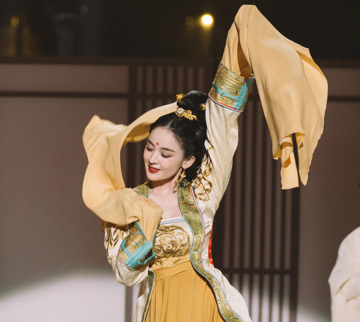 Năm 2021, Na Trát có 3 tác phẩm truyền hình ra mắt là Phong bạo vũ, Thập nhị đàm và Phong khởi nghê thường. Tuy nhiên, thành tích của các phim này không mấy khả quan, chỉ có Phong khởi nghê thường tốt hơn. Điều này khiến mỹ nhân bị nhà sản xuất phim ảnh Trung Quốc quay lưng.