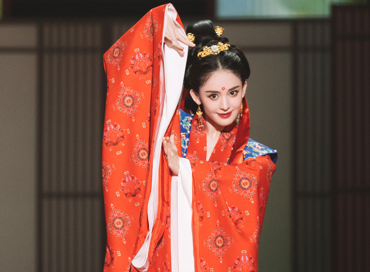 Ngày 17/8, Sina đưa tin Cổ Lực Na Trát tham gia sự kiện của đài truyền hình Hồ Nam, Trung Quốc. Nữ diễn viên vừa thể hiện vai trò MC, vừa có tiết mục múa truyền thống được đánh giá cao. Nổi bật trong đó là màn thay trang phục chỉ trong nháy mắt.