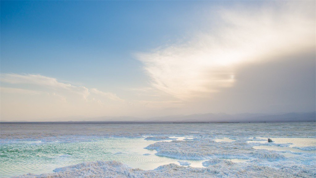 ##sc### Cuộc hành trình khám phá nơi nóng nhất Trái Đất sẽ đưa bạn đến vùng đồng bằng muối được tạo ra bởi sông Awash khô cạn. Đây là nơi sản xuất hơn 1,3 triệu tấn muối mỗi năm. Tới đây, bạn sẽ được chiêm ngưỡng những hồ nước màu ngọc lam tuyệt đẹp và tận hưởng ánh mặt trời trên khung cảnh trắng tinh của muối.