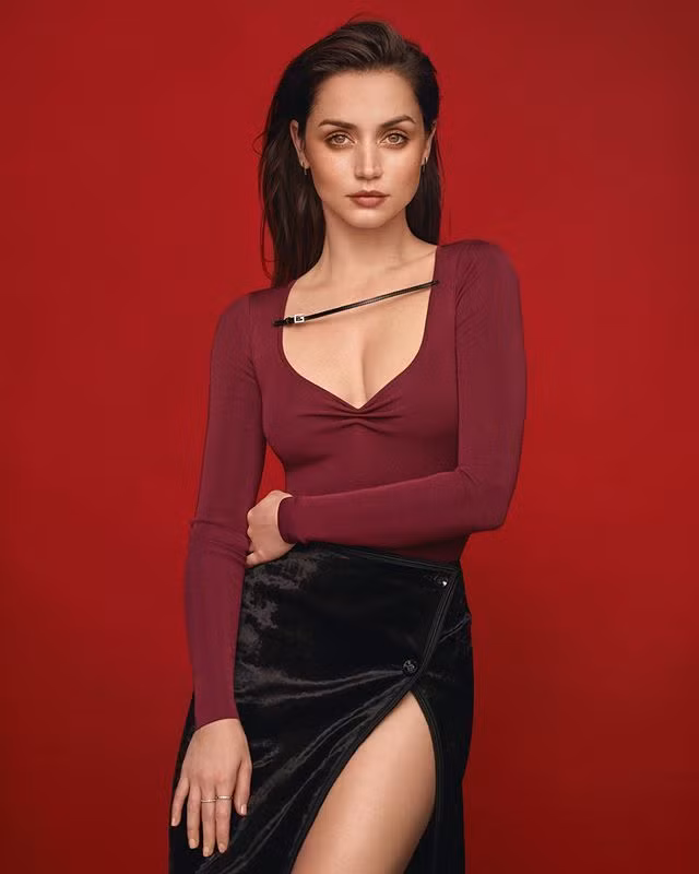 Từng đóng nhiều phim nhưng chỉ khi được chọn làm người tình màn ảnh của James Bond trong No Time To Die, Ana de Armas mới được chú ý trên toàn cầu. Cô là nữ diễn viên Latin thứ 2 sau Talisa Soto được chọn vào vai Bondgirl.