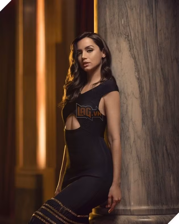 Mỹ nhân sinh năm 1988 sở hữu chiều cao 1,68 m. Cô đến từ Havana, Cuba. Ana de Armas bắt đầu học diễn xuất từ năm 14 tuổi tại trường sân khấu quốc gia Havana và tốt nghiệp sau đó 4 năm.