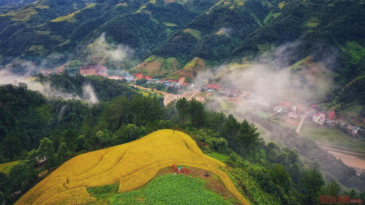 Những dãy núi cao bao bọc lấy thung lũng lúa phía dưới, tạo nên khung cảnh thiên nhiên hùng vĩ. Hình ảnh tại thị trấn Mù Cang Chải.