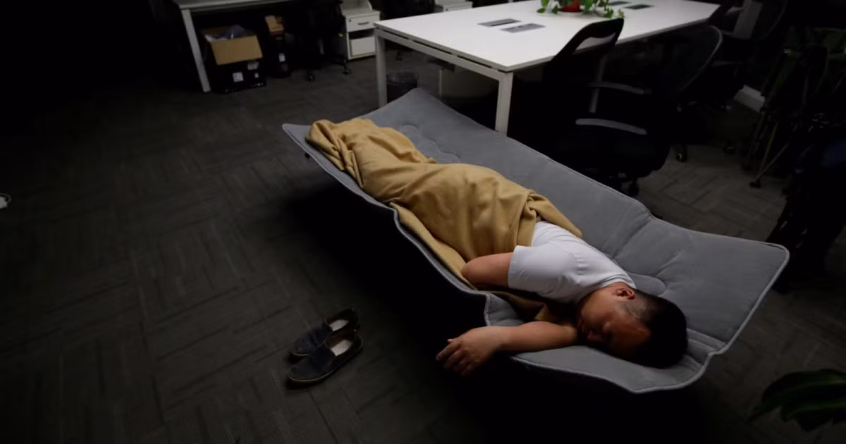 Gioi tre Trung Quoc met moi vi phai lam viec 12 tieng/ngay-Hinh-2