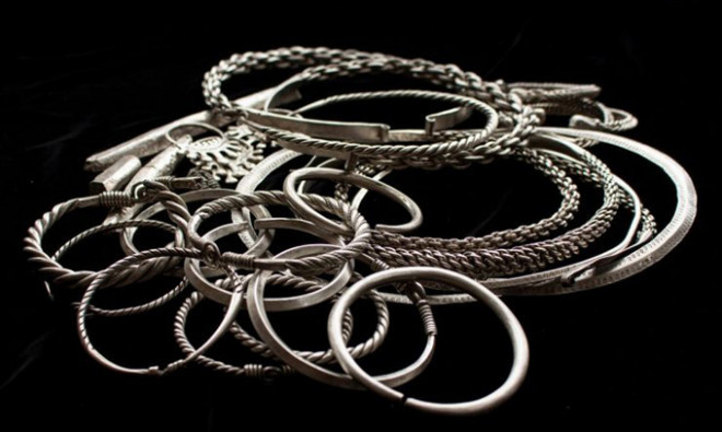 Phat hien kho bau gom toan trang suc giau duoi long dat 900 nam-Hinh-2