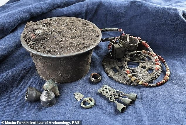 Phat hien kho bau gom toan trang suc giau duoi long dat 900 nam-Hinh-4