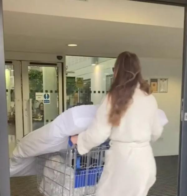 Muon di hoc som nhung cung muon ngu nuong, nu sinh vien nghi ra doc chieu