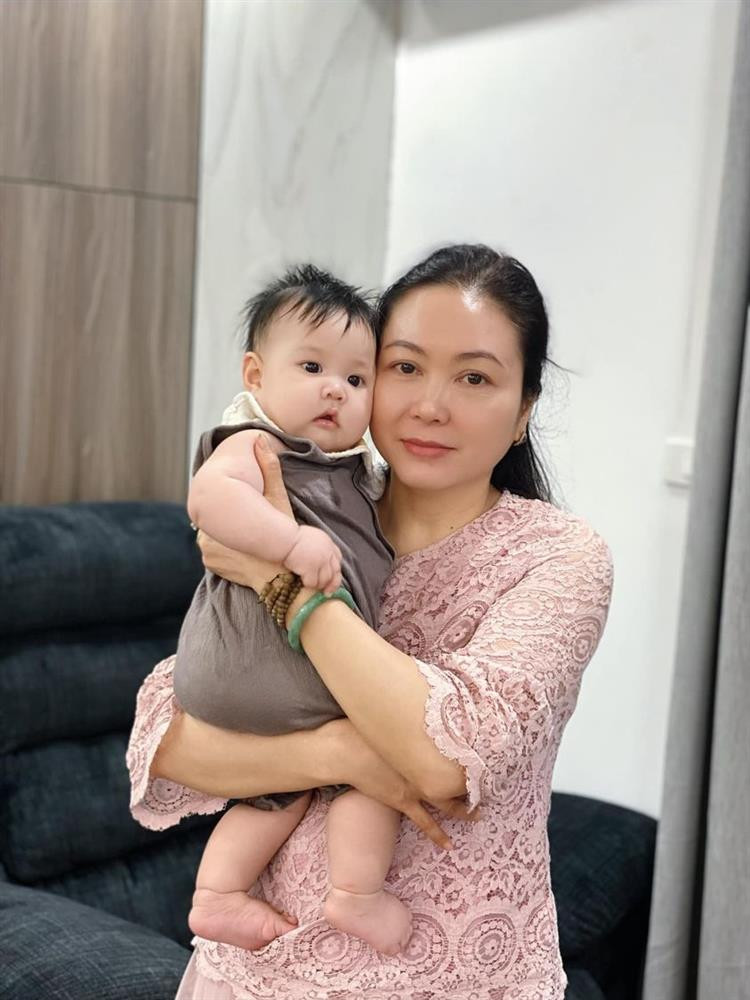 Ngoai hinh tre dep o tuoi 55 cua me ruot Hang Tui