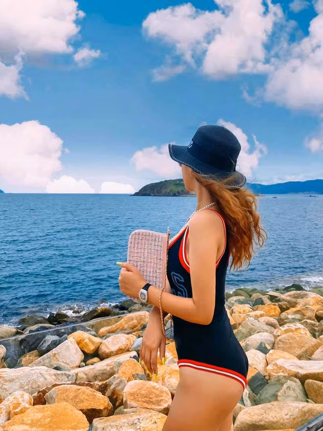 Doc trom tin nhan cua ban trai, co gai 