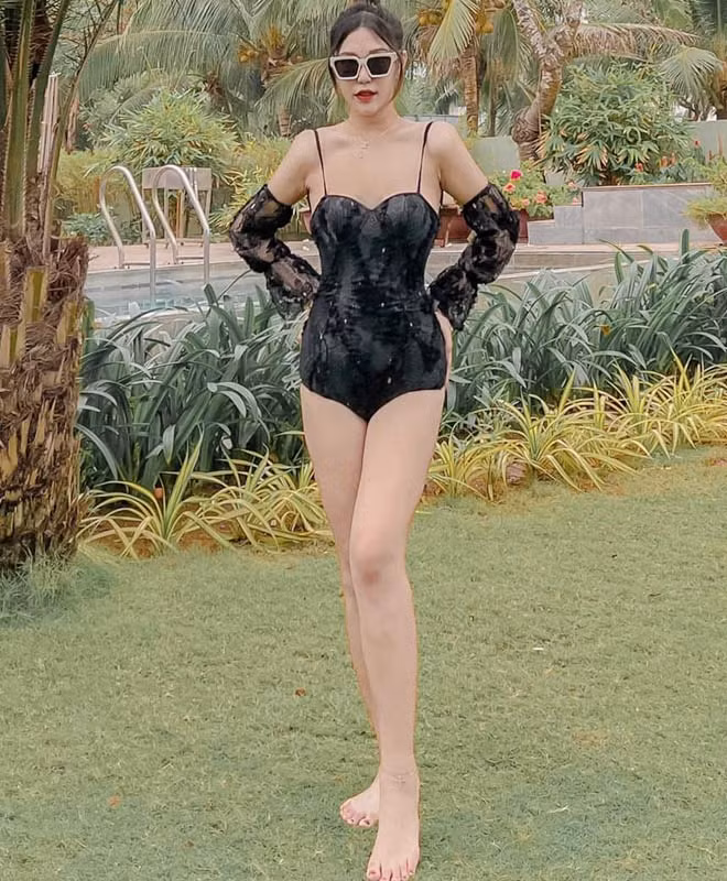 Doc trom tin nhan cua ban trai, co gai 