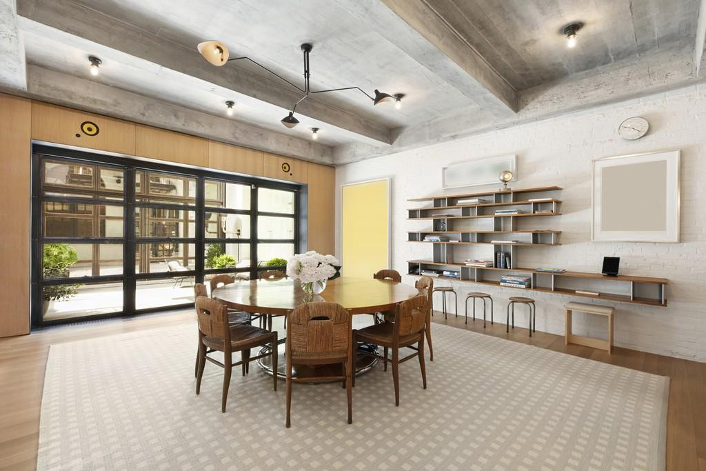 Một không gian ăn uống mang vẻ đẹp đơn giản, mộc mạc, tạo cảm giác ấm áp và gần gũi.