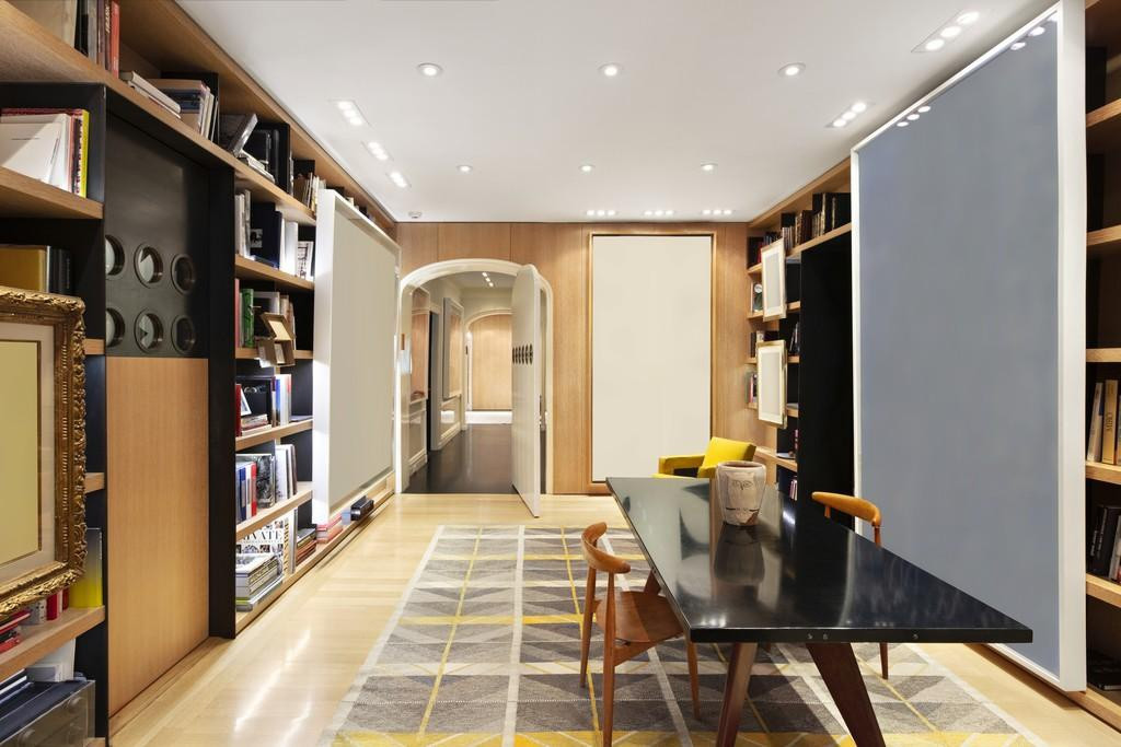 Một số tiện ích nổi bật khác của căn nhà phố này có thể kể đến phòng chiếu phim, hầm rượu, phòng tập thể dục, và thư viện.