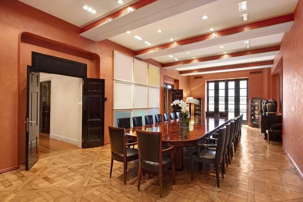 Phòng ăn chính trang trọng, rộng rãi, mang những gam màu bắt mắt được thiết kế tinh tế, hài hoà.