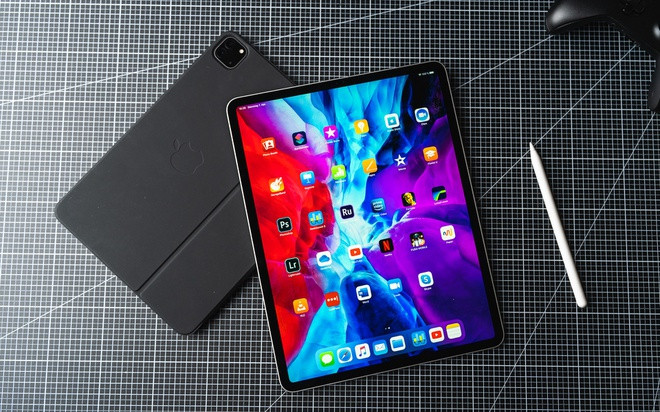 br/> Model này sở hữu màn hình 12,9 inch, độ phân giải 2.048 x 2.732 pixel. iPad Pro 2020 dùng chip A12Z Bionic với khả năng xử lý mạnh mẽ. Ngoài ra, máy có hệ thống 4 loa ngoài, mang đến âm thanh lớn và chi tiết khi xem phim hay chơi game. Ảnh: My next tablet.