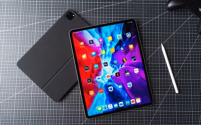 br/> Model này sở hữu màn hình 12,9 inch, độ phân giải 2.048 x 2.732 pixel. iPad Pro 2020 dùng chip A12Z Bionic với khả năng xử lý mạnh mẽ. Ngoài ra, máy có hệ thống 4 loa ngoài, mang đến âm thanh lớn và chi tiết khi xem phim hay chơi game. Ảnh: My next tablet.