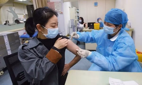 5 meo giup giam nhanh phan ung phu sau khi tiem vac xin COVID-19