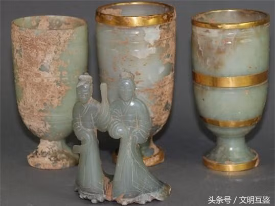 Nguoi nong dan ca gan ban bao vat dao duoc trong lang mo hoang de