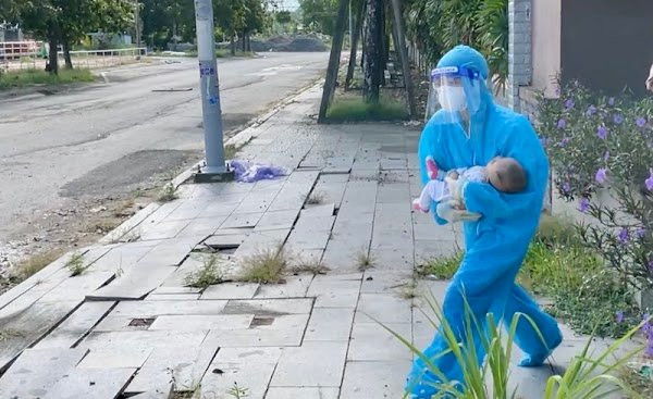 Nu BS om em be chay het toc luc di cap cuu nhung chang co phep mau-Hinh-2