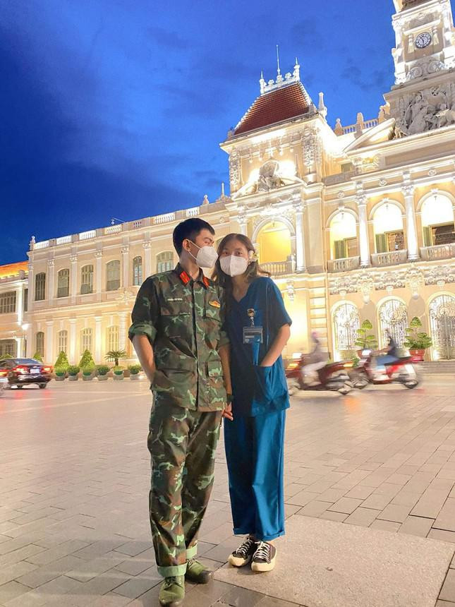 Chang Ha Noi, nang Sai Gon: Cung nhau chong dich, roi lai yeu xa