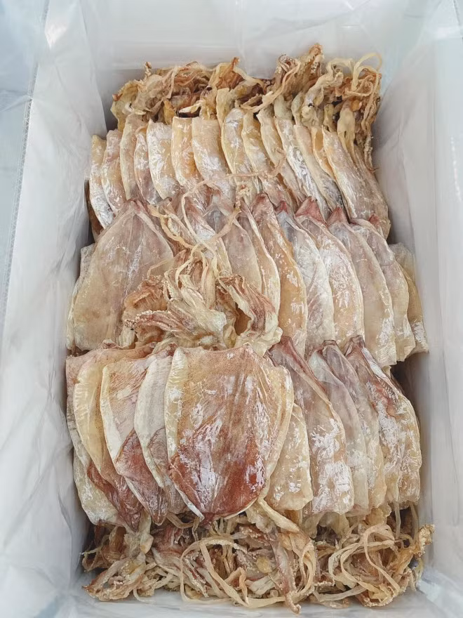 Muc kho gia re, chi 200.000 dong/kg loai muc to bang ca ban tay-Hinh-3