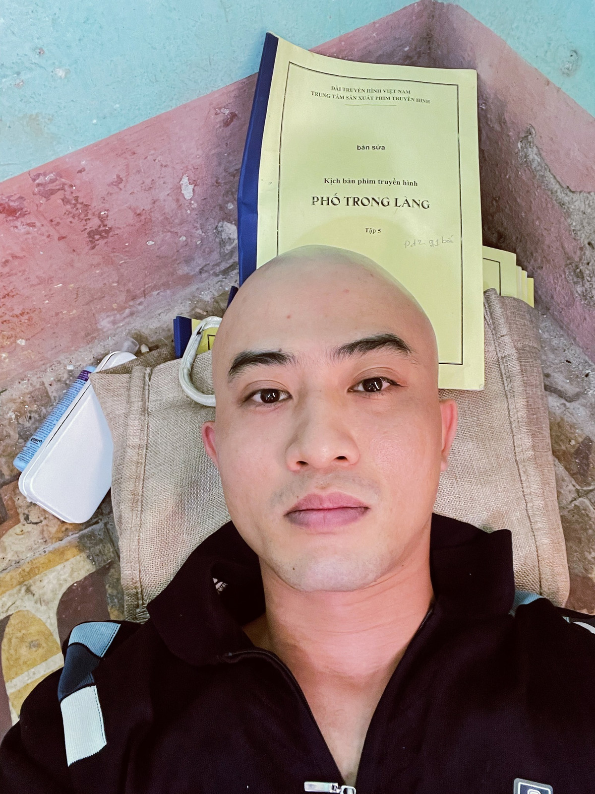 Doãn Quốc Đam gối đầu lên kịch bản và tranh thủ ngủ ở bối cảnh.