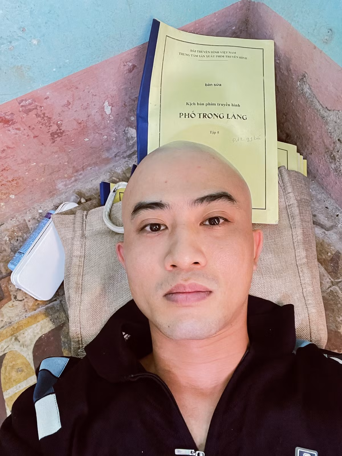 Doãn Quốc Đam gối đầu lên kịch bản và tranh thủ ngủ ở bối cảnh.