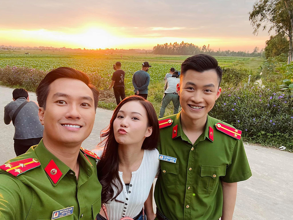 Diễn viên Ngọc Anh cũng tranh thủ selfie cùng hai bạn diễn ở bối cảnh phim.