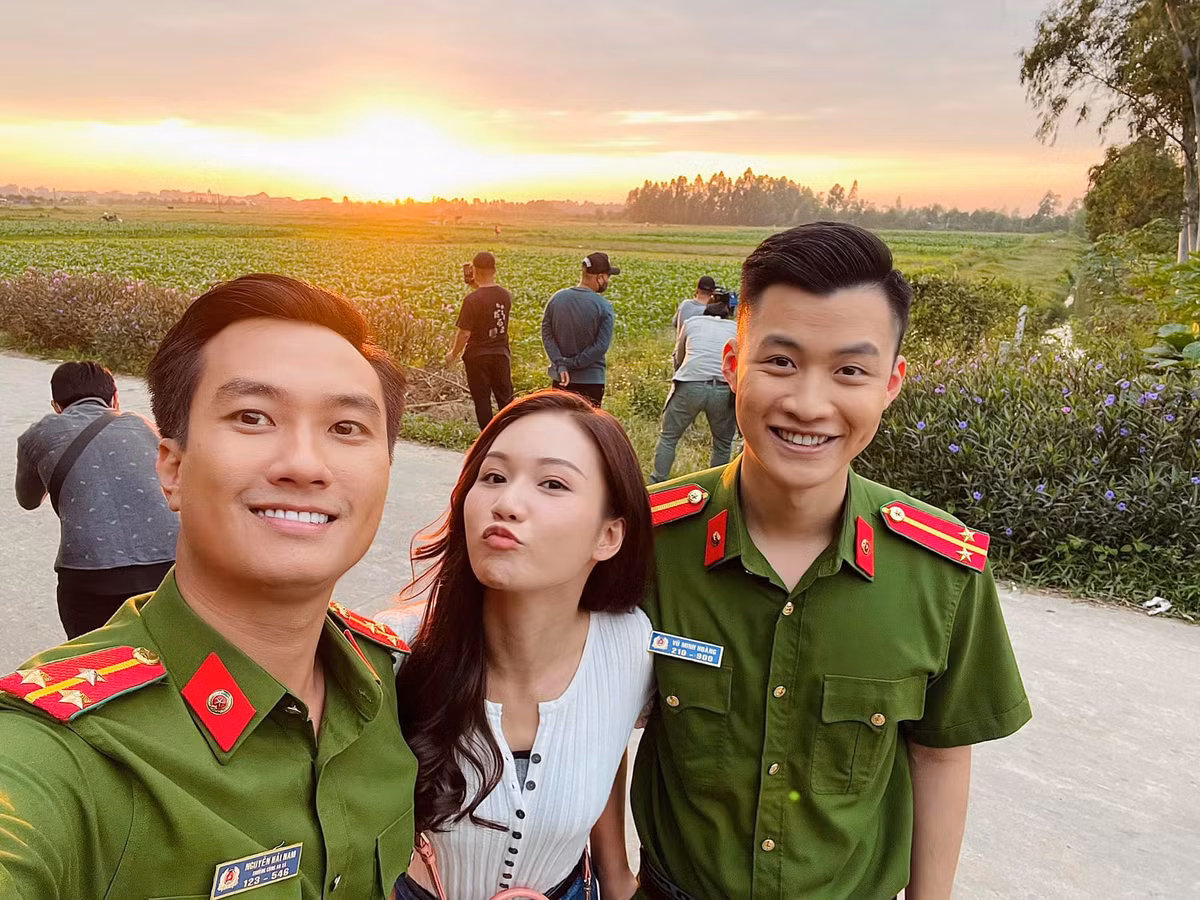 Diễn viên Ngọc Anh cũng tranh thủ selfie cùng hai bạn diễn ở bối cảnh phim.