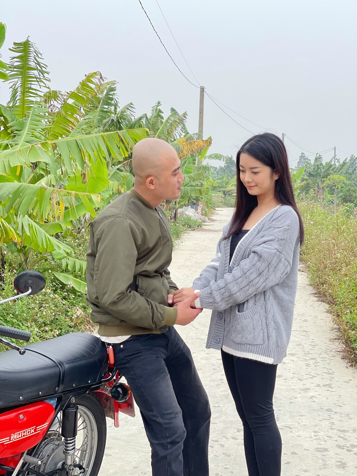 Trên phim, hai nhân vật Thương và Mến thường xuyên xung đột. Tuy vậy ở hậu trường, Lệ Quyên và Doãn Quốc Đam lại chụp hình rất tình cảm.