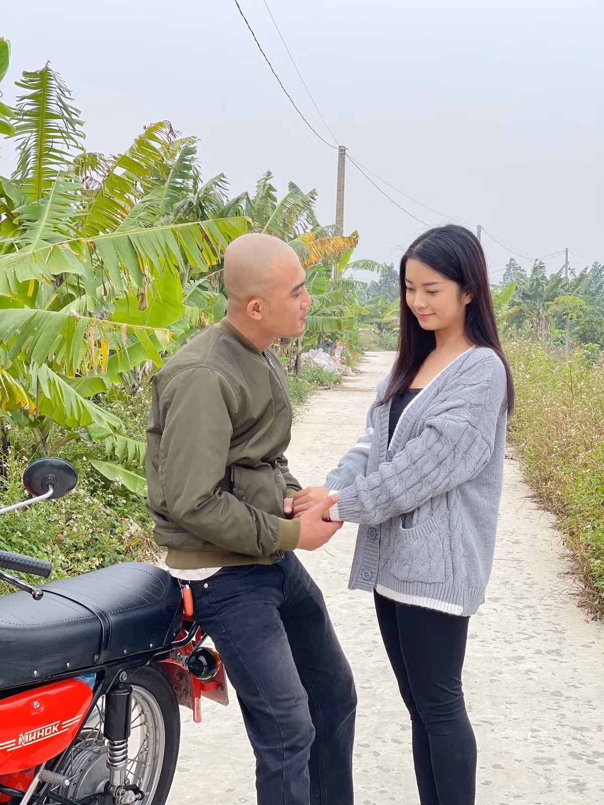 Trên phim, hai nhân vật Thương và Mến thường xuyên xung đột. Tuy vậy ở hậu trường, Lệ Quyên và Doãn Quốc Đam lại chụp hình rất tình cảm.