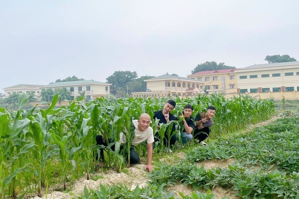 Doãn Quốc Đam, Duy Khánh, Đức Hiếu và Duy Hưng thực hiện loạt ảnh vô cùng nghịch ngợm ở hậu trường khiến dàn nữ diễn viên ghen tị.
