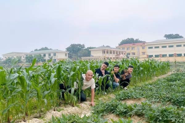 Doãn Quốc Đam, Duy Khánh, Đức Hiếu và Duy Hưng thực hiện loạt ảnh vô cùng nghịch ngợm ở hậu trường khiến dàn nữ diễn viên ghen tị.