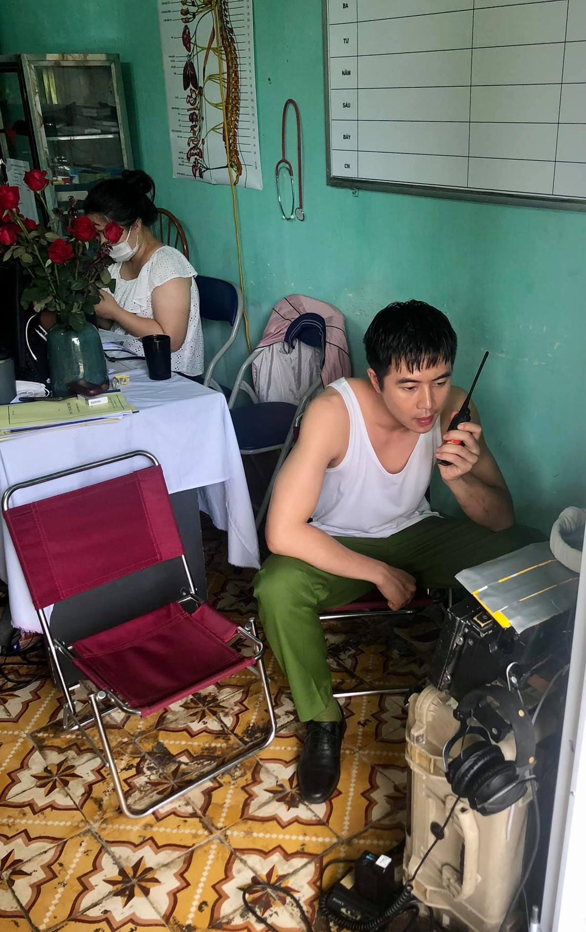 br/> Đức Hiếu ngồi vào ghế đạo diễn xem monitor hậu trường một cảnh quay.